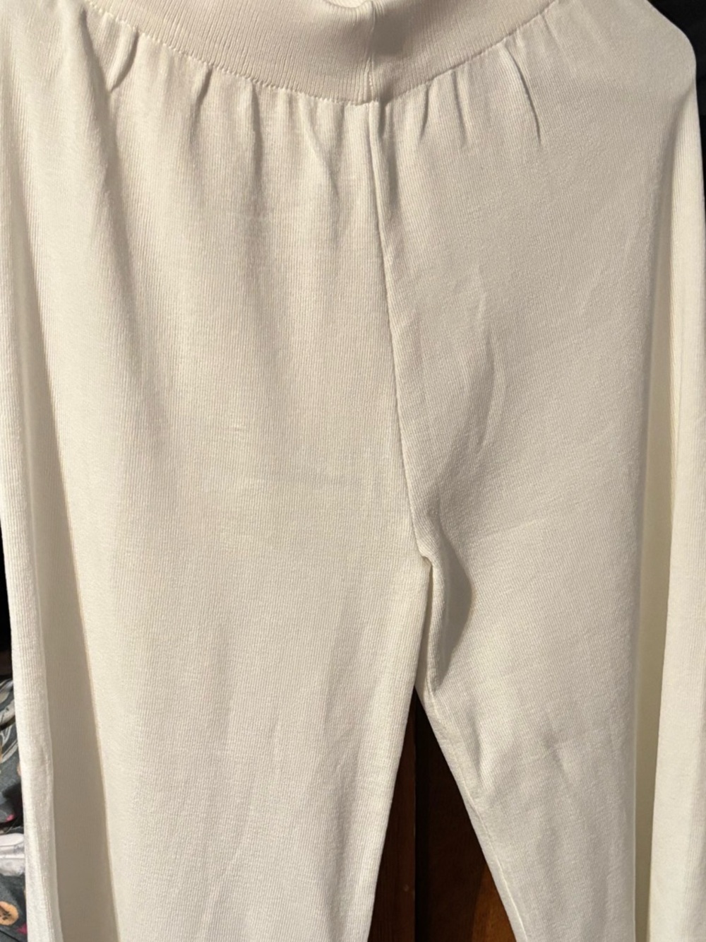 This is a gorgeous size small white adorable summer pants and the